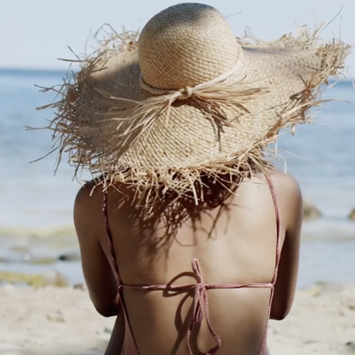 Stralend haar in de zomer met zilvershampoo zonder sulfaten en parabenen